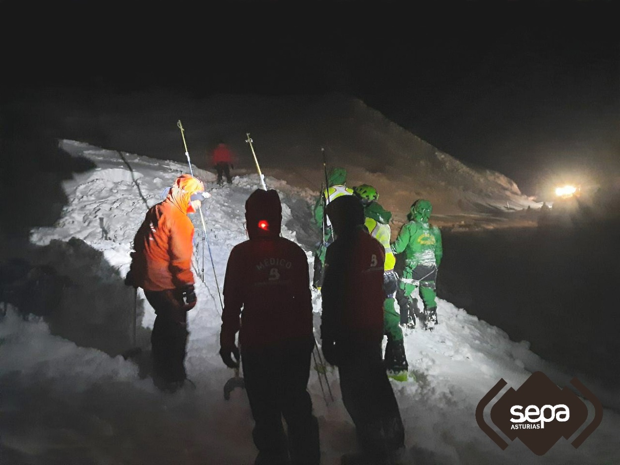 Un alud de nieve en el puerto de San Isidro se lleva una quitanieves y a sus operarios