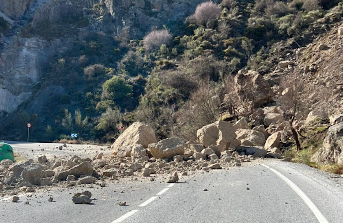  Cinco heridos en un desprendimiento de rocas en los accesos a Sierra Nevada