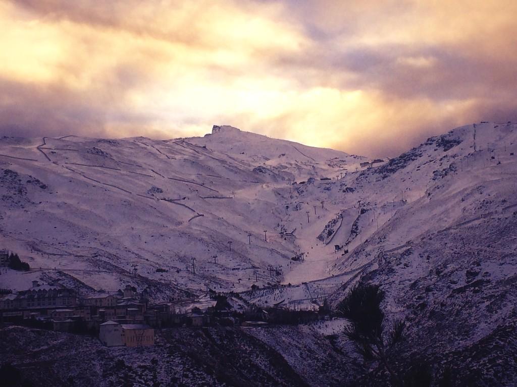 Sierra Nevada y la Nieve dan hoy la bienvenida a los esquiadores 