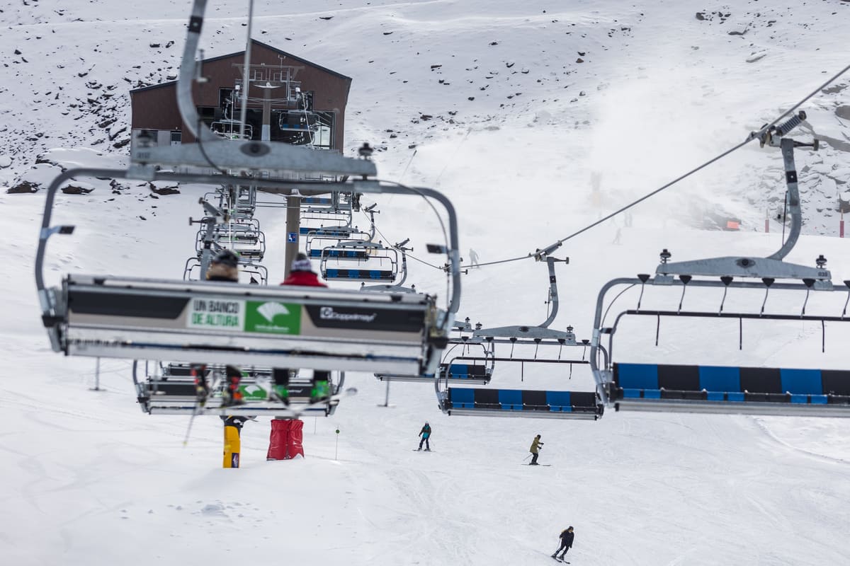 Sierra Nevada inicia la temporada de esquí con espesores entre 20 y 40 centímetros