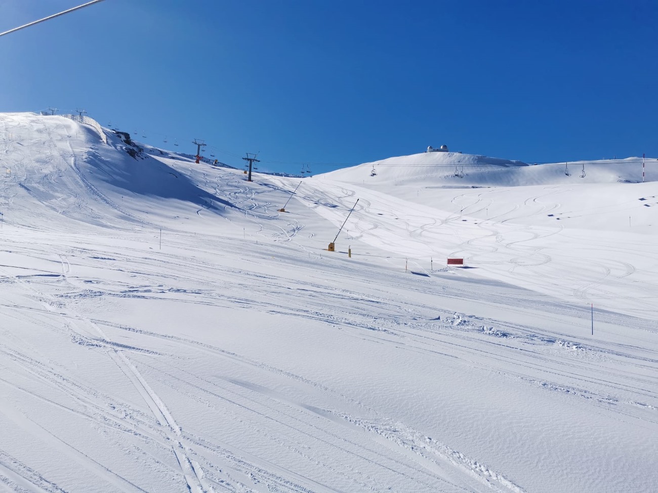 Sierra Nevada recibe más de 7.000 esquiadores y hasta 15 cm de nieve nueva 