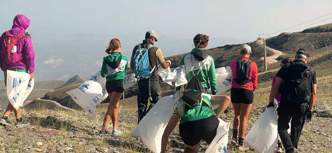 Sierra Nevada participa en la jornada de limpieza de la montaña