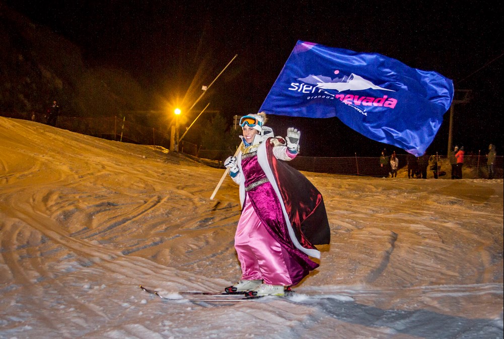 Centenares de niños reciben a los Reyes Magos esquiadores de Sierra Nevada
