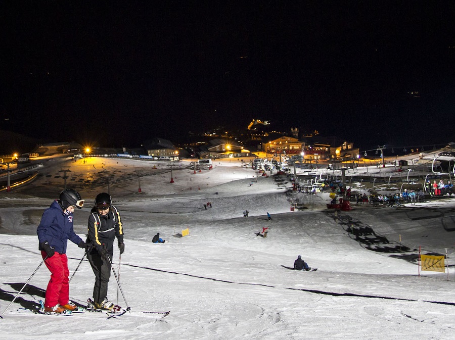 Sierra Nevada se ilumina para una noche esquiando bajo las estrellas a ritmo de Cabaret
