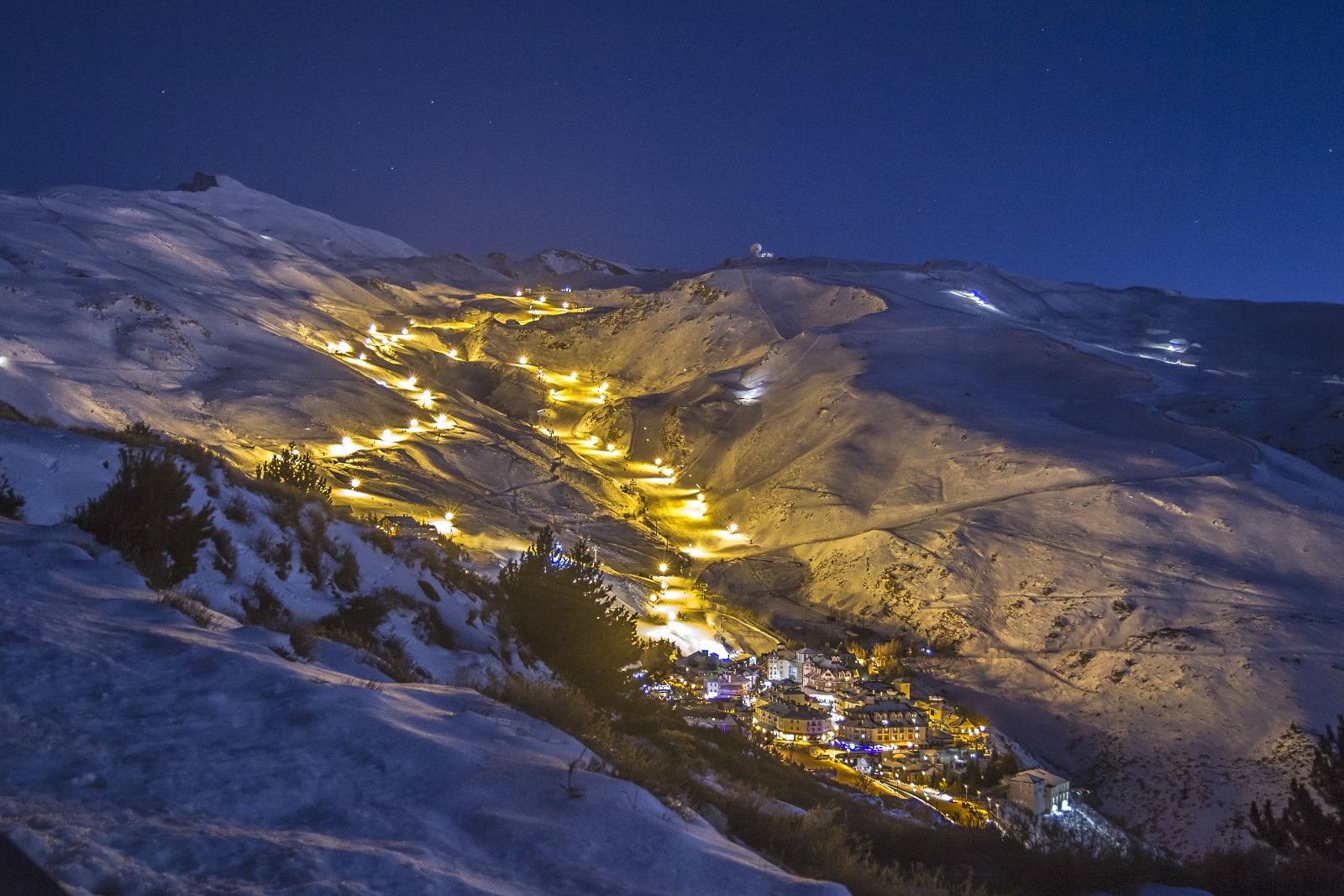 Sierra Nevada inaugura el esquí nocturno y abre la zona de Loma del Dilar para el Puente