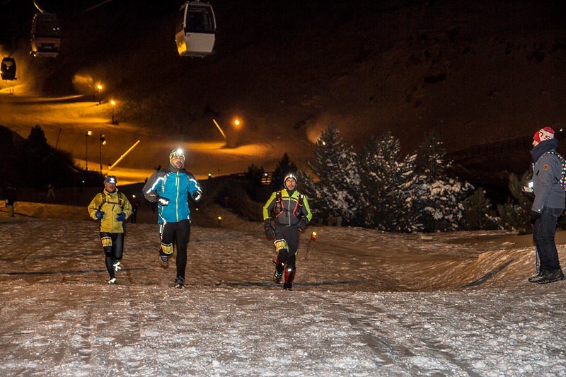 800 corredores sobre nieve desafían los 10 grados bajo cero en la noche de Sierra Nevada