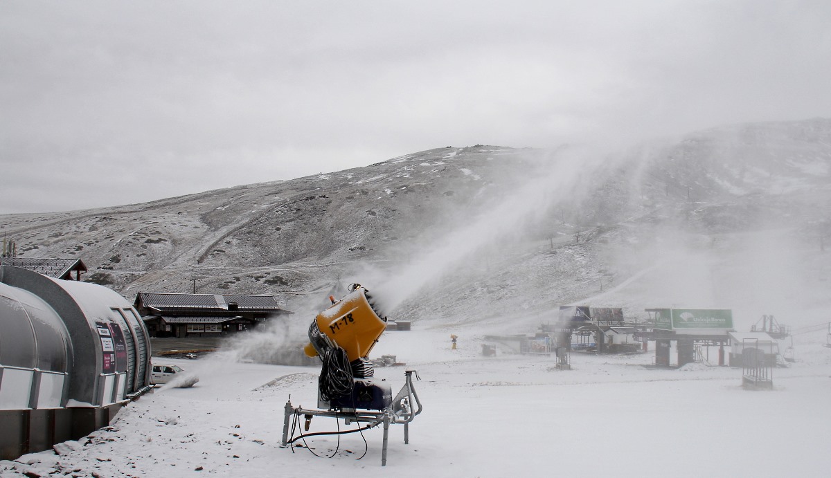 Sierra Nevada pone en marcha hasta 100 cañones de nieve producida