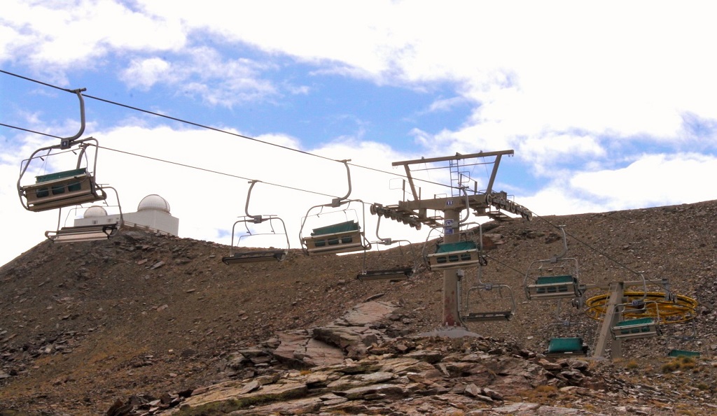 Sierra Nevada se prepara para la llegada del invierno y de la nieve revisando sus remontes 