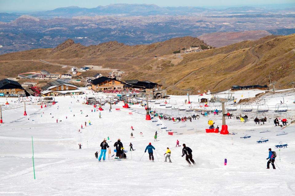 Sierra Nevada cierra un primer fin de semana "positivo" con unos 1.600 esquiadores