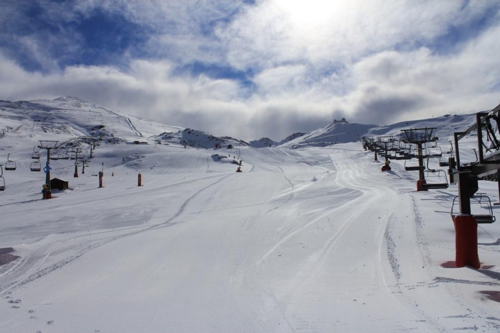 Sierra Nevada inicia temporada el sábado con unos destacables 30 km esquiables