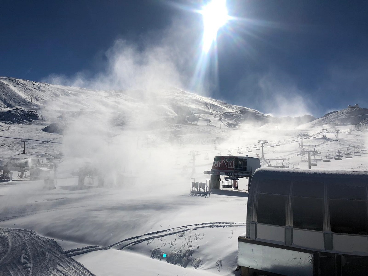 Los trabajadores de remontes mantienen la huelga para el primer día de apertura de Sierra Nevada