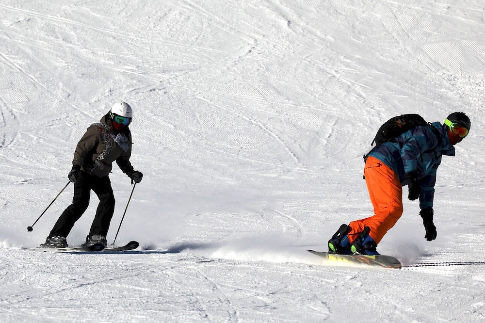Un ron responde la eterna pregunta: ¿Los españoles son más de esquí o de snow? 