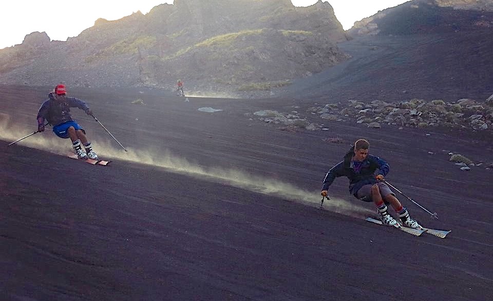 Sensacional vídeo "Skiing Down Side of Volcano" ¿Quien dijo que hacia falta nieve para esquiar?