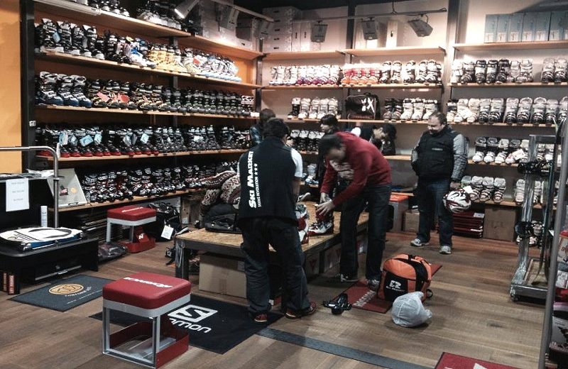 Los comercios empiezan a 'cobrar por probar' las botas de esquí para evitar el “showrooming”