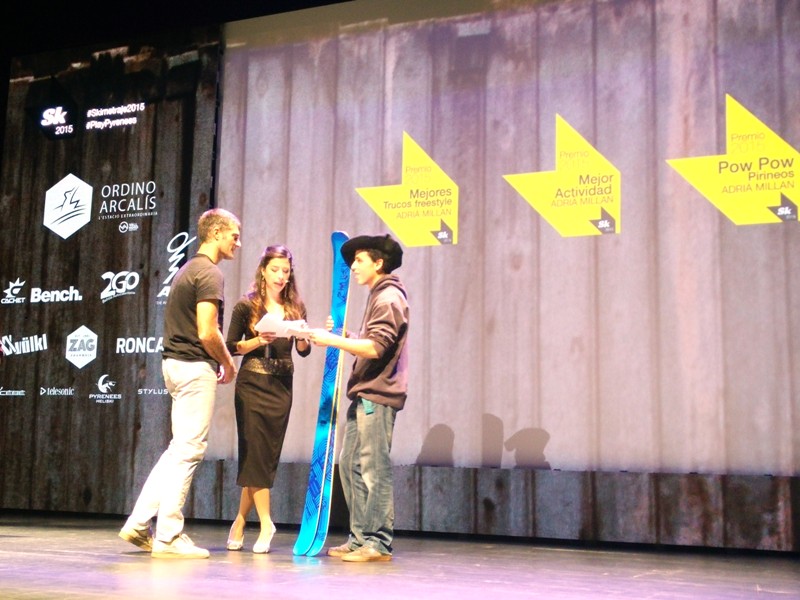 Adrià Millán, recogiendo uno de los premios en el certamen Skimetraje 2015, de la mano del jurado