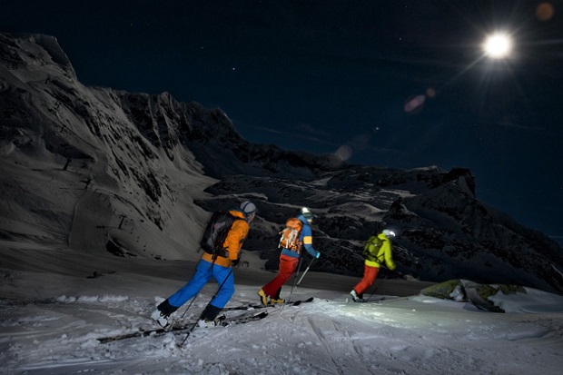 Se encuentran con el cable de una pisa-pistas y se salvan de milagro cuando hacían Skimo nocturno