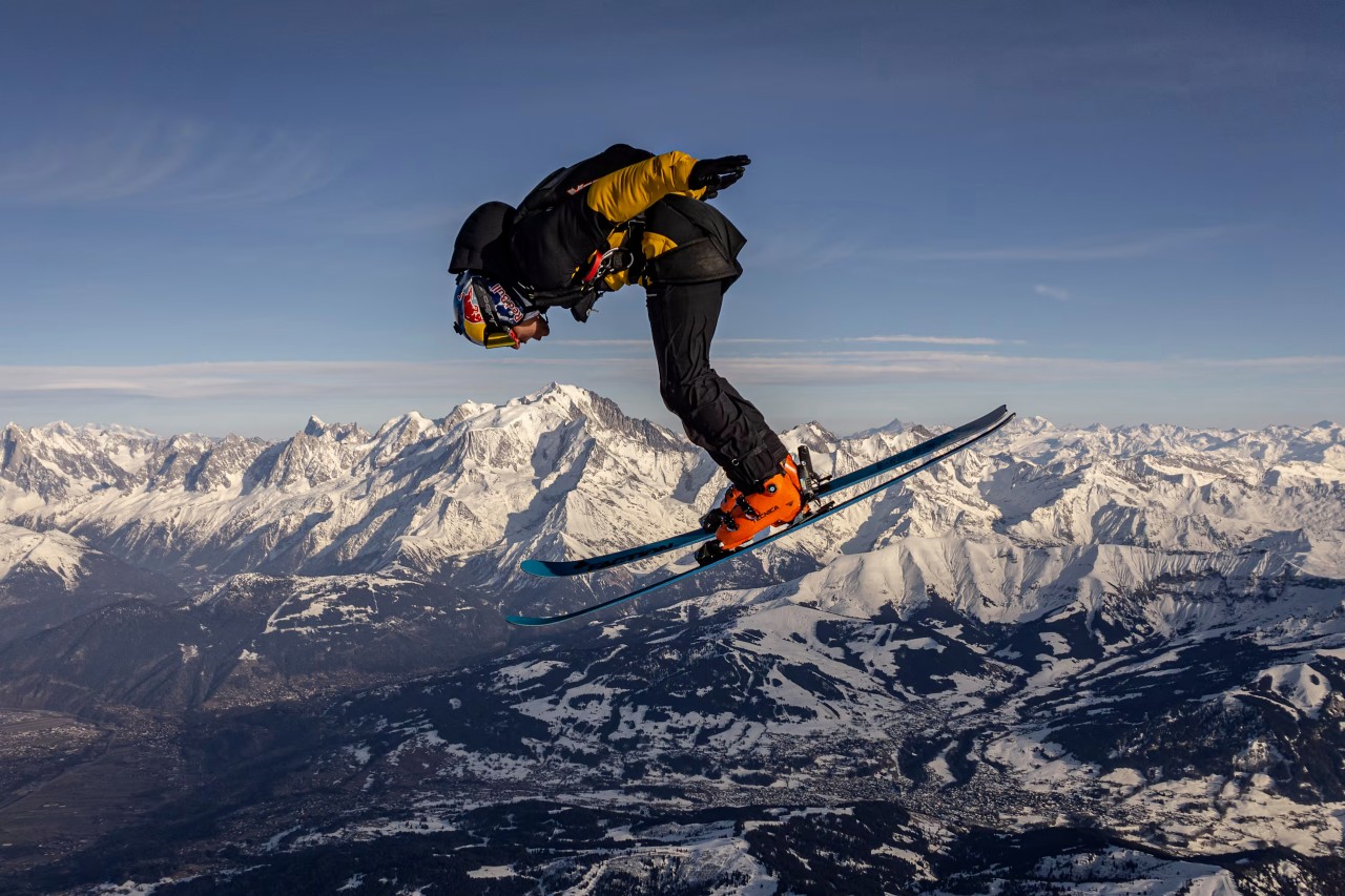 Locura extrema: salta desde un telesilla colgado de un globo a 6.500 metros para esquiar en el cielo