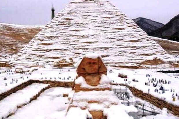 Imagen de las falsas pirámides nevadas que engañaron al mundo