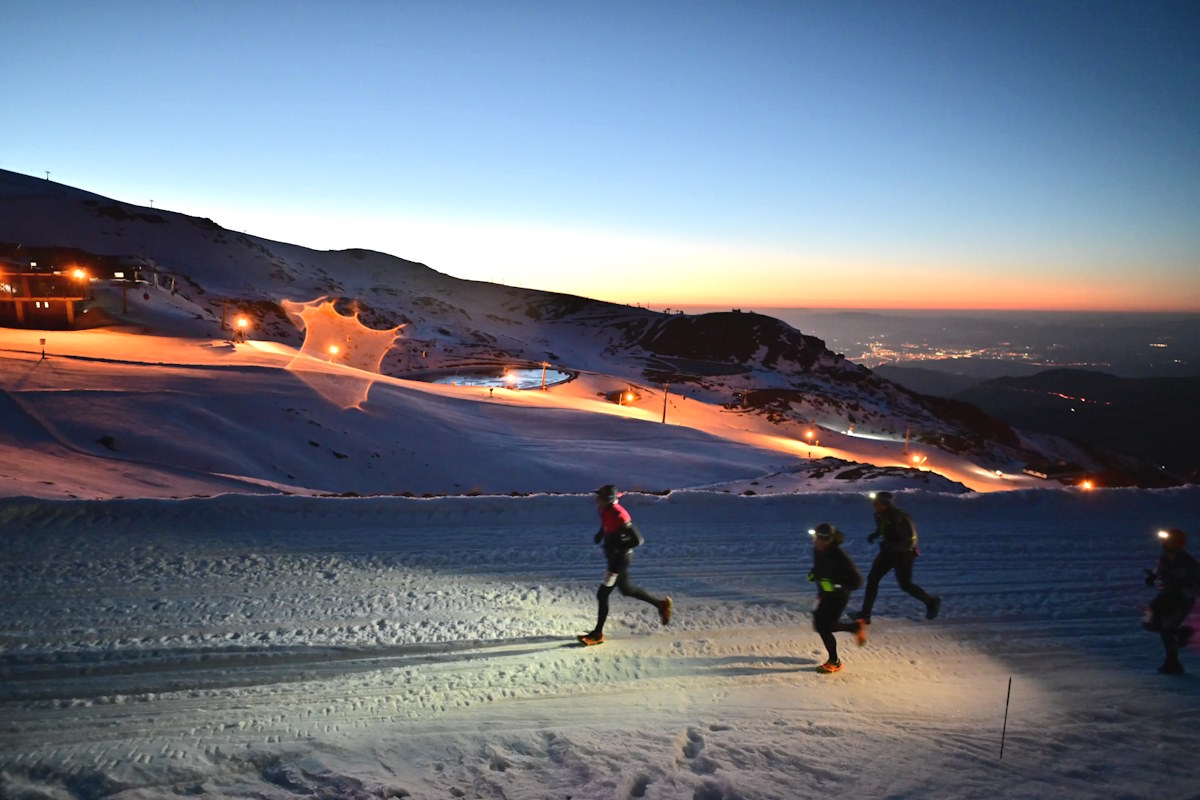 830 corredores compiten en el espectacular snow running de Sierra Nevada