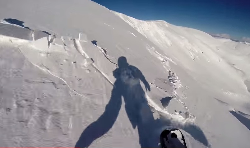 Estremecedora grabación de un snowboarder engullido por un alud