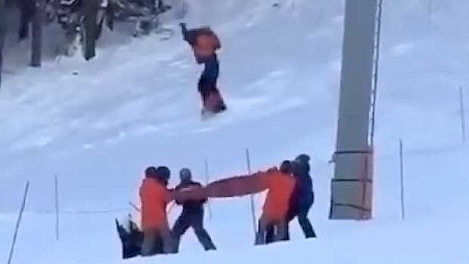 Un snowboarder que se rompió la columna al caer de un telesilla demanda a la estación