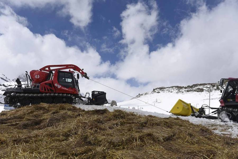 El snowfarming llega a Candanchú para guardar la nieve sobrante para la próxima temporada