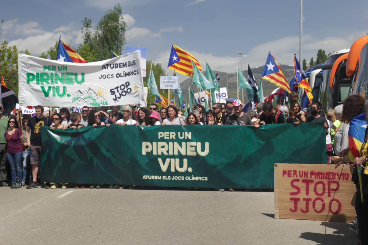 Gran protesta en Puigcerdà contra los Juegos de Invierno en el Pirineo 