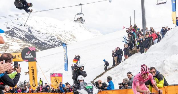 Los esquiadores se “cuelan” en el vídeo viral de la victoria de Pogacar en Livigno del Giro