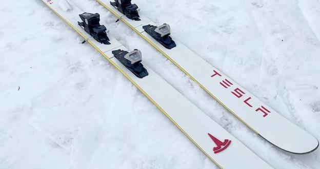 ¿Cómo se fabricaron los esquís eléctricos Tesla que triunfaron el Día de los Inocentes?