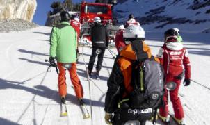 Una pisanieves remolca a los esquiadores de la Pierre Saint Martin en lugar del telesilla quemado