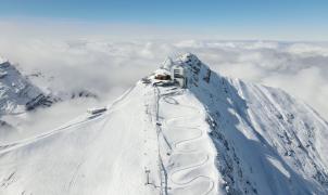 Ejemplar rescate en helicópteros en una estación de esquí por la avería de un teleférico