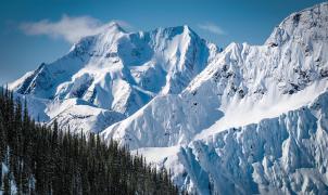 Los osos y los indígenas le ganan la partida a la estación de esquí de Jumbo Glacier (Canadá)
