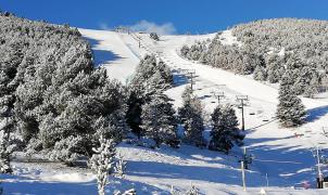 ¿Dónde esquiar este fin de semana? Menos estaciones abiertas pero más nieve en pistas