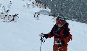 Un niño de 8 años de Colorado rompe récord mundial al esquiar en los siete continentes