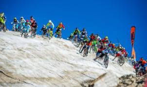 Un vídeo que sólo de verlo ya duele. Megavalanche por nieve de Alpe d´Huez en Mountain Bike