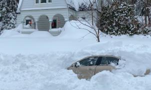 Sobrevive en un coche sin calefacción enterrado bajo la nieve durante 10 horas