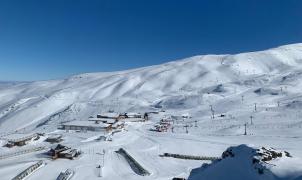 Cae un “nevadón” en Sierra Nevada y los primeros esquiadores ya bajan por sus pistas “cerradas”