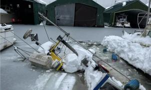 La nieve deja barcos hundidos, techos derrumbados y peligro de avalanchas en Alaska