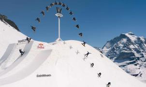 Snowboarders y esquiadores tocan el cielo con saltos que rozan los 15 metros de altura