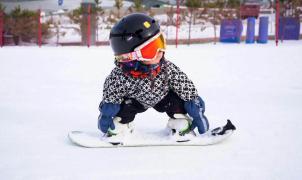 Una bebé china de once meses cautiva las redes practicando snowboard
