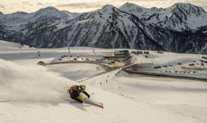 El invierno y la nieve visitan el Valle de Arán dejando claro que les gusta esquiar en Baqueira