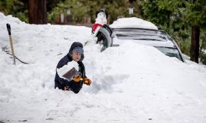 Al menos 12 muertos por las nevadas en California, que acumulan más de dos metros de nieve