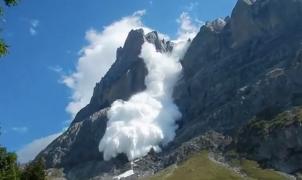 Unos excursionistas graban una enorme avalancha que se desploma en Grindelwald (Suiza)