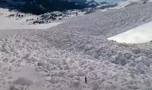 Vídeo: una avalancha arrastra a un snowboarder 300 metros en Colorado y activa su airbag