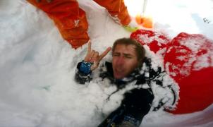 Un esquiador filma como se lo "traga" una avalancha que lo sepulta durante 15 minutos