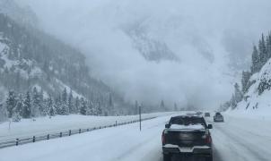 Una avalancha “sorprende” a los conductores que circulaban por una carretera de Colorado