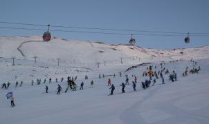 Sierra Nevada prepara el Día Mundial de la Nieve con atractivas ofertas para iniciarte en el esquí 