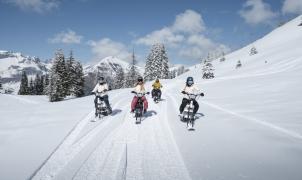 Llega a las estaciones de esquí europeas una bicicleta de nieve eléctrica que causa furor 