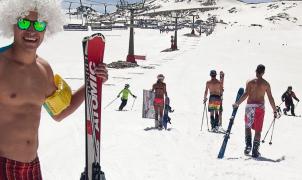 Llegan a Sierra Nevada la 3ª bajada en bañador, el trofeo de Bossaball y el mercadillo solidario