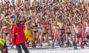 Miles de esquiadores en "paños menores" desafían el frío de Sochi para batir el récord mundial